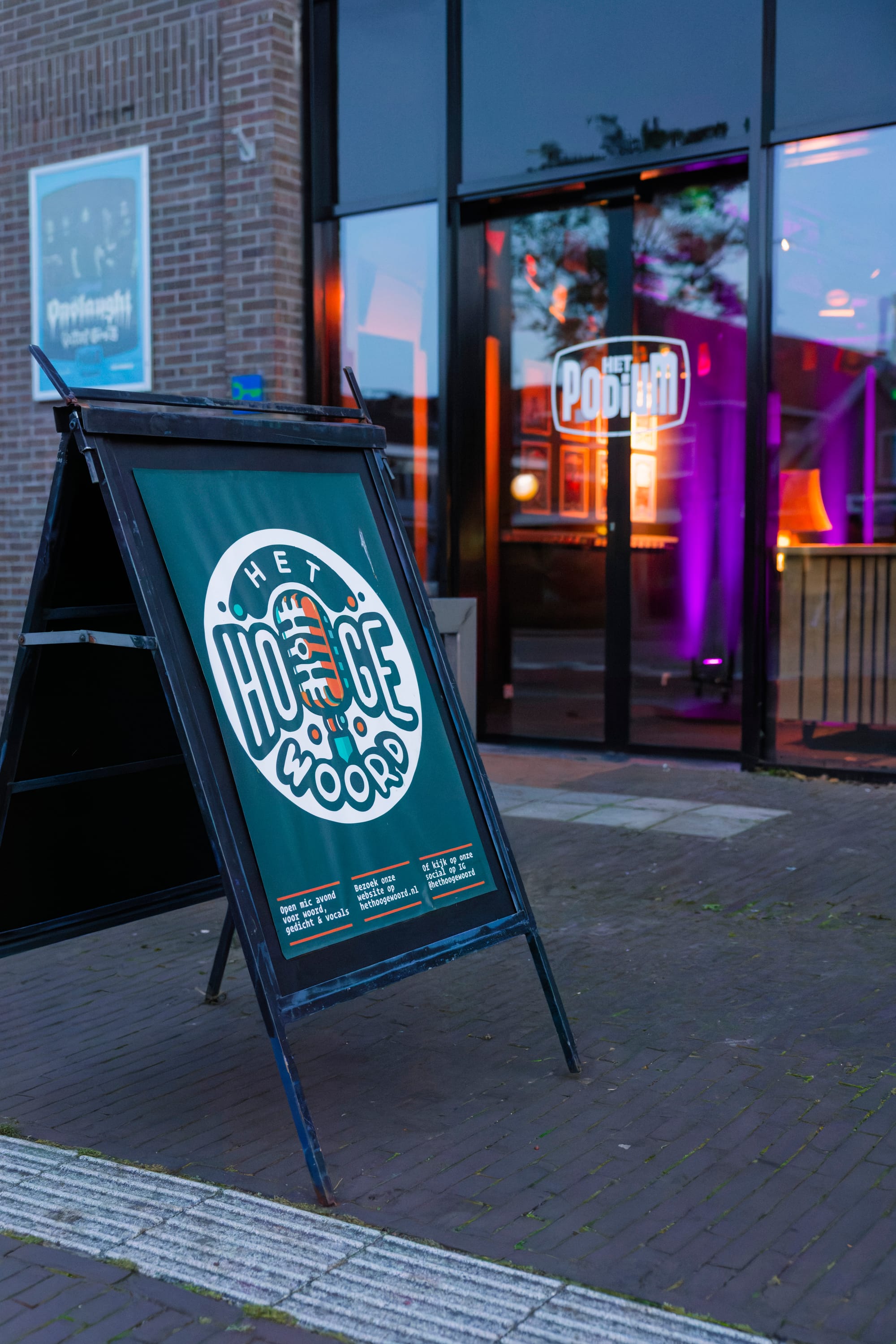 Het Hooge Woord-bord voor de ingang van Het Podium